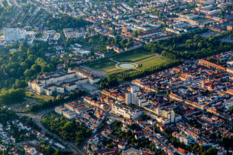 Vue aérienne de Parc du château baroque fleuri du Schloss Residenzschloss Ludwigsburg et Favoritepark à Ludwigsburg dans le département Bade-Wurtemberg, Allemagne