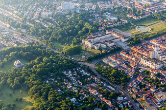 Photographie aérienne de Parc du château baroque fleuri du Schloss Residenzschloss Ludwigsburg et Favoritepark à Ludwigsburg dans le département Bade-Wurtemberg, Allemagne