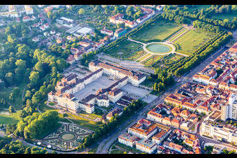 Vue oblique de Parc du château baroque fleuri du Schloss Residenzschloss Ludwigsburg et Favoritepark à Ludwigsburg dans le département Bade-Wurtemberg, Allemagne