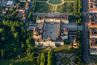 Parc du château baroque fleuri du Schloss Residenzschloss Ludwigsburg et Favoritepark à Ludwigsburg dans le département Bade-Wurtemberg, Allemagne vue d'en haut