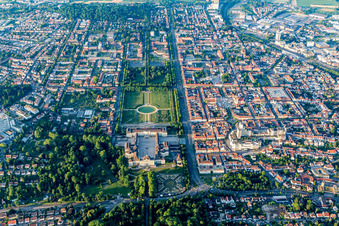 Vue aérienne de Parc du château du Residenzschloss Ludwigsburg et exposition de jardins Blühendes Barock à Ludwigsburg dans le département Bade-Wurtemberg, Allemagne