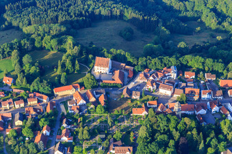 Vue aérienne de Et la Schloßstraße avec le château inférieur et l'église Saint-Étienne de la paroisse de Welzheimer Wald à Alfdorf dans le département Bade-Wurtemberg, Allemagne