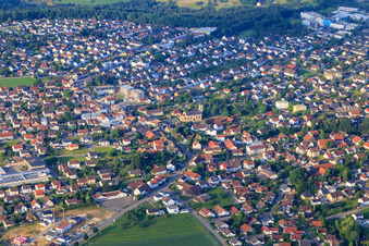 Vue aérienne de Vue de la ville depuis le nord-est avec l'église Saint-Georges à Mutlangen dans le département Bade-Wurtemberg, Allemagne