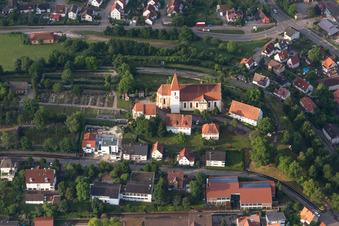 Vue aérienne de Église Sainte-Marie au centre du village à le quartier Unterkochen in Aalen dans le département Bade-Wurtemberg, Allemagne