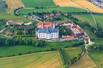 Vue aérienne de Abbaye Neresheim avec cimetière et église abbatiale de Saint-Ulrich et Afra à Neresheim dans le département Bade-Wurtemberg, Allemagne