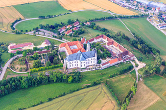 Vue aérienne de Abbaye Neresheim avec cimetière et église abbatiale de Saint-Ulrich et Afra à Neresheim dans le département Bade-Wurtemberg, Allemagne