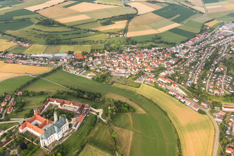 Complexe monastique et muséal Neresheim à Neresheim dans le département Bade-Wurtemberg, Allemagne vue d'en haut