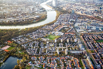 Vue aérienne de Almenhof, Lanz-KH et Moll-Gymnasium à le quartier Niederfeld in Mannheim dans le département Bade-Wurtemberg, Allemagne