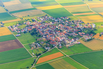 Vue aérienne de Vue du village depuis le nord-ouest à Forheim dans le département Bavière, Allemagne