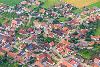 Vue aérienne de Place de l'église avec Sainte-Marguerite à Forheim dans le département Bavière, Allemagne