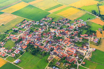 Vue aérienne de Vue d'ensemble du village depuis le nord-ouest à Forheim dans le département Bavière, Allemagne
