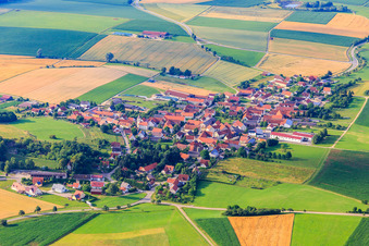 Vue aérienne de Vue du village depuis le nord à le quartier Aufhausen in Forheim dans le département Bavière, Allemagne