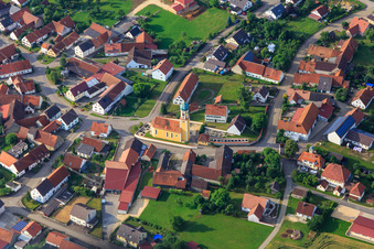 Vue aérienne de Église et cimetière à le quartier Bollstadt in Amerdingen dans le département Bavière, Allemagne
