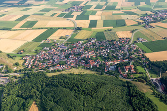 Vue aérienne de Champs agricoles et terres agricoles à Mönchsdeggingen dans le département Bavière, Allemagne
