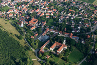 Vue aérienne de Complexe de bâtiments du monastère Mönchsdeggingen à Mönchsdeggingen dans le département Bavière, Allemagne