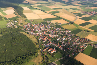 Vue aérienne de Champs agricoles et terres agricoles à Mönchsdeggingen dans le département Bavière, Allemagne