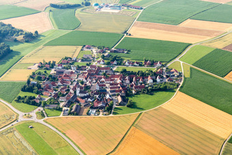 Vue aérienne de Donauries en bordure de champs agricoles et de terres agricoles à le quartier Schaffhausen in Mönchsdeggingen dans le département Bavière, Allemagne