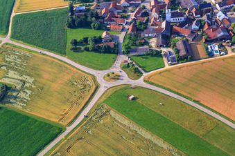 Vue aérienne de Rond-point à l'entrée nord de la ville à le quartier Schaffhausen in Mönchsdeggingen dans le département Bavière, Allemagne