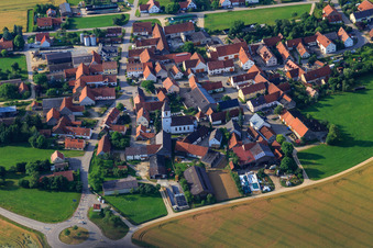 Vue aérienne de Église évangélique Saint-Laurent vue du nord à le quartier Schaffhausen in Mönchsdeggingen dans le département Bavière, Allemagne