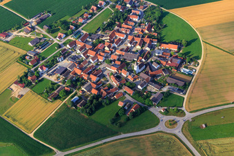 Vue aérienne de Église évangélique Saint-Laurent vue du nord-est à le quartier Schaffhausen in Mönchsdeggingen dans le département Bavière, Allemagne