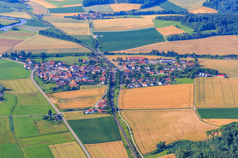 Vue aérienne de Vue du village avec la voie ferrée depuis le nord à le quartier Wörnitzstein in Donauwörth dans le département Bavière, Allemagne
