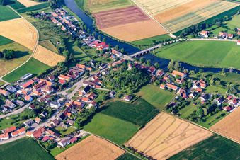 Vue aérienne de Chapelle du Calvaire sur la Wörnitz à le quartier Wörnitzstein in Donauwörth dans le département Bavière, Allemagne