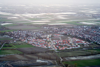 Vue aérienne de Du sud-est à le quartier Rheingönheim in Ludwigshafen am Rhein dans le département Rhénanie-Palatinat, Allemagne