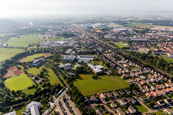 Vue aérienne de Ensemble de terrains de sport de l'école Hans-Leipelt et de l'école Ludwig-Bölkow, école professionnelle d'État Donauwörth, école technique à le quartier Riedlingen in Donauwörth dans le département Bavière, Allemagne