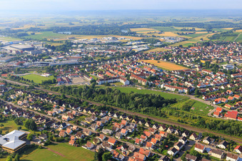 Vue aérienne de Nordstraße et Südstraße sur la ligne de chemin de fer à le quartier Riedlingen in Donauwörth dans le département Bavière, Allemagne