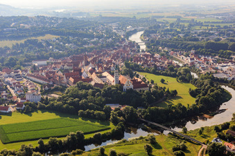 Vue aérienne de Église de la Sainte-Croix et école professionnelle Adolph Kolping de l'autre côté de la Wörnitz le matin depuis l'ouest à Donauwörth dans le département Bavière, Allemagne