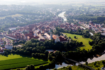Vue aérienne de Complexe de bâtiments du monastère de la Sainte-Croix devant l'île de Ried à Donauwörth dans le département Bavière, Allemagne