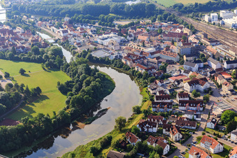Vue aérienne de Neurieder Weg sur la rive du Danube depuis l'ouest à Donauwörth dans le département Bavière, Allemagne