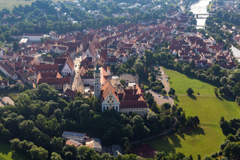 Vue aérienne de Complexe de bâtiments du monastère de la Sainte-Croix devant l'île de Ried à Donauwörth dans le département Bavière, Allemagne