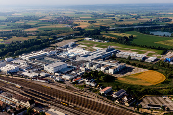Vue aérienne de Zone industrielle et commerciale de l'Artur-Proeller-Straße avec halls de production et piste d'atterrissage d'Airbus Helicopters Deutschland GmbH (Eurocopter) dans le quartier de Riedlingen à Donauwörth dans le département Bavière, Allemagne