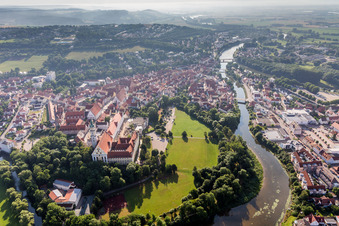 Photographie aérienne de Complexe de bâtiments du monastère de la Sainte-Croix devant l'île de Ried à Donauwörth dans le département Bavière, Allemagne