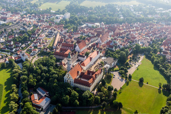 Vue oblique de Complexe de bâtiments du monastère de la Sainte-Croix devant l'île de Ried à Donauwörth dans le département Bavière, Allemagne