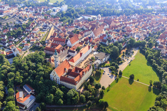 Vue aérienne de Église de la Sainte-Croix et école professionnelle Adolph Kolping au jardin de la Sainte-Croix dans l'Onkel-Ludwig-Anlage depuis le sud-ouest à Donauwörth dans le département Bavière, Allemagne