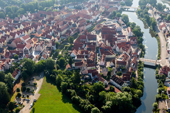Vue aérienne de Quartier de la vieille ville et centre-ville à Donauwörth dans le département Bavière, Allemagne