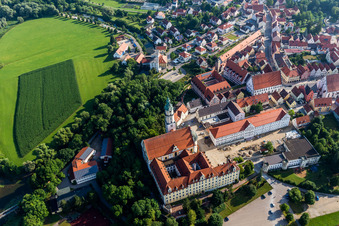 Complexe de bâtiments du monastère de la Sainte-Croix devant l'île de Ried à Donauwörth dans le département Bavière, Allemagne d'en haut