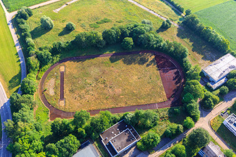 Vue aérienne de Terrain de sport envahi par la végétation et piste en cendres dans l'ancienne zone de la caserne (quartier Alfred Delp) sur la Sternschanzenstraße à Donauwörth dans le département Bavière, Allemagne