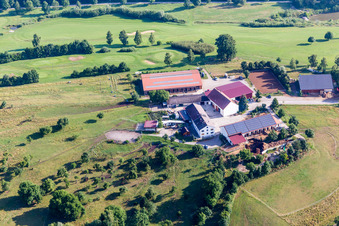 Vue aérienne de Ferme d'une ferme au club de golf et en bordure de champs cultivés dans le quartier de Schiesserhof à Donauwörth dans le département Bavière, Allemagne