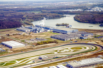 Vue aérienne de Zone industrielle d'Oberwald : site d'essais de camions Daimler à Wörth am Rhein dans le département Rhénanie-Palatinat, Allemagne