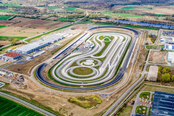 Zone industrielle d'Oberwald : site d'essais de camions Daimler à Wörth am Rhein dans le département Rhénanie-Palatinat, Allemagne d'en haut