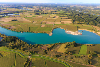 Vue aérienne de Barrage de polder derrière le lac de carrière de Rheinzabern à Neupotz dans le département Rhénanie-Palatinat, Allemagne