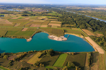 Vue aérienne de Barrage de polder derrière le lac de carrière de Rheinzabern à Neupotz dans le département Rhénanie-Palatinat, Allemagne