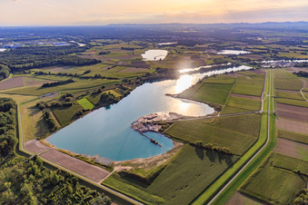 Photographie aérienne de Barrage de polder derrière le lac de carrière de Rheinzabern à Neupotz dans le département Rhénanie-Palatinat, Allemagne