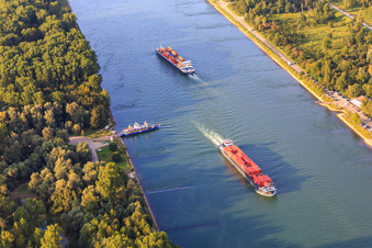 Vue aérienne de Le ferry du Rhin Leimersheim attend 2 cargos sur le Rhin à Leimersheim dans le département Rhénanie-Palatinat, Allemagne