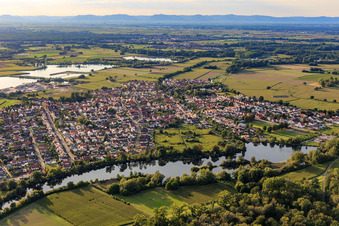 Vue aérienne de Vue de la ville depuis l'est derrière les eaux Repas de poisson sur le barrage du Rhin à Leimersheim dans le département Rhénanie-Palatinat, Allemagne