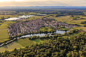 Vue aérienne de Vue de la ville depuis l'est derrière les eaux Repas de poisson sur le barrage du Rhin à Leimersheim dans le département Rhénanie-Palatinat, Allemagne