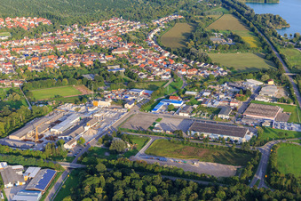 Vue aérienne de Parc industriel avec Schneider Betonfertigteilewerk GmbH et In d. Kühweid avec Ledo Plus, Kail Interfood GmbH à le quartier Huttenheim in Philippsburg dans le département Bade-Wurtemberg, Allemagne